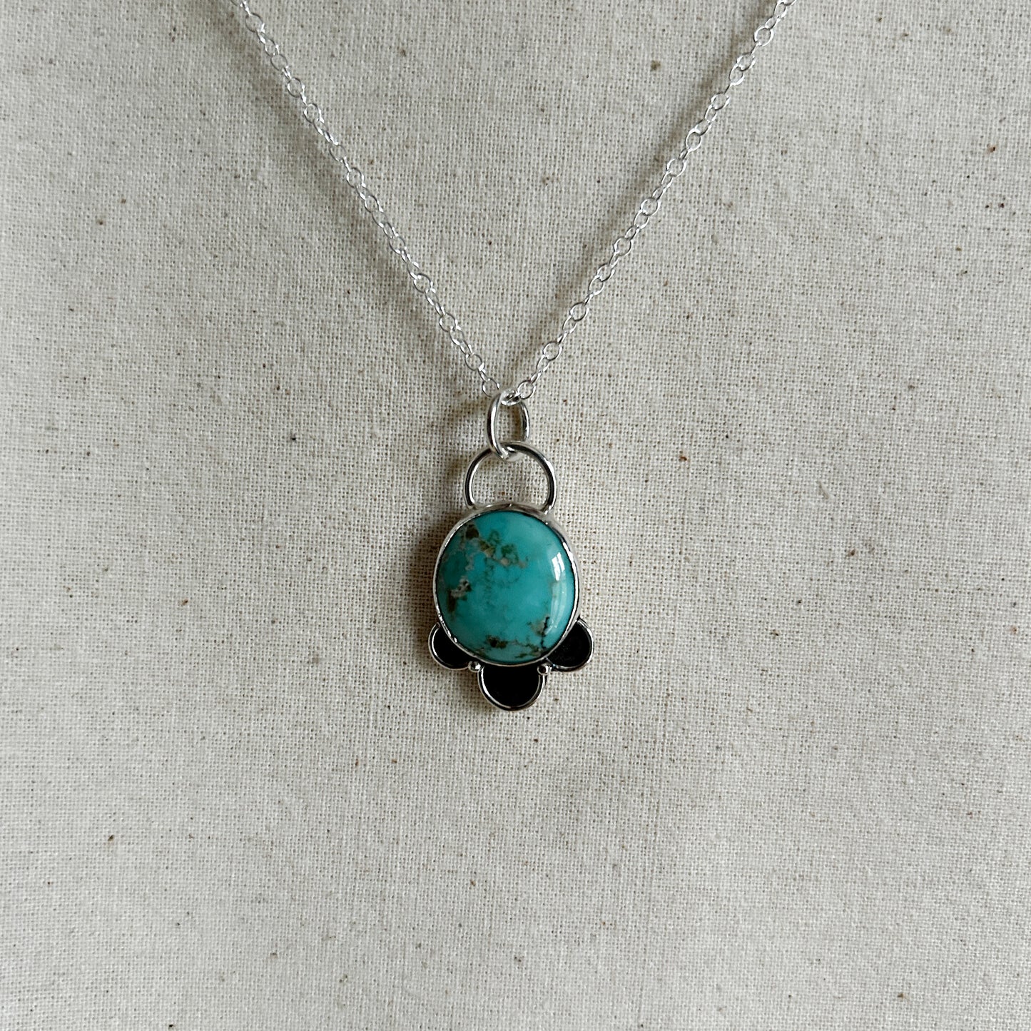 Silver pendant with round turquoise gemstone