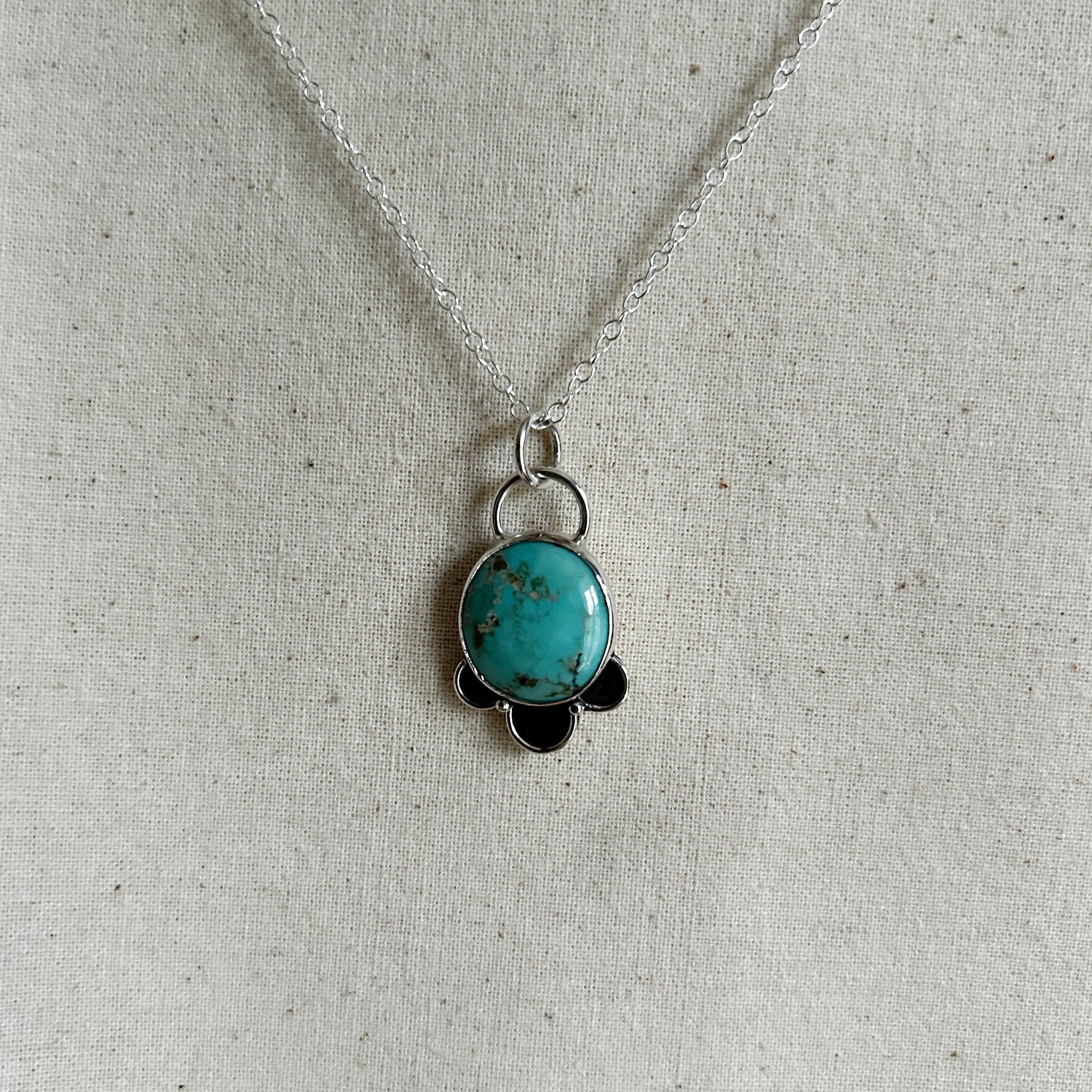 Silver pendant with round turquoise gemstone 